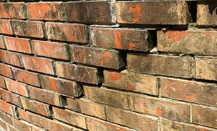 Cracked brick exterior lg