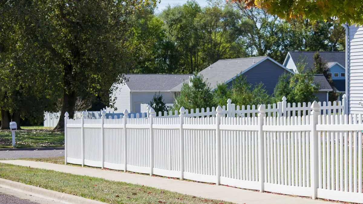 how to clean a vinyl fence